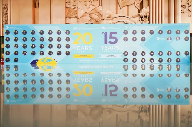 华美双语周年盛典：音乐美术碰撞光影，氛围感直接拉满(图1)