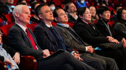 华美双语周年盛典：音乐美术碰撞光影，氛围感直接拉满(图2)