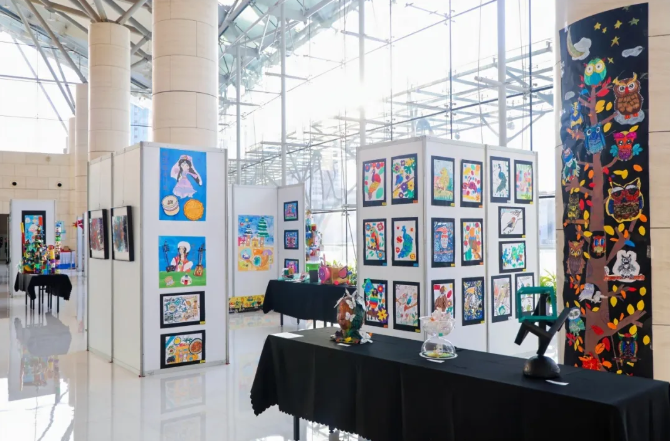 华美双语周年盛典：音乐美术碰撞光影，氛围感直接拉满(图4)