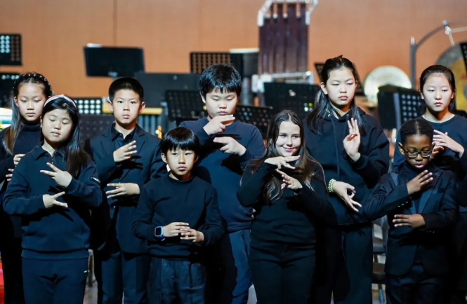 华美双语周年盛典：音乐美术碰撞光影，氛围感直接拉满(图6)