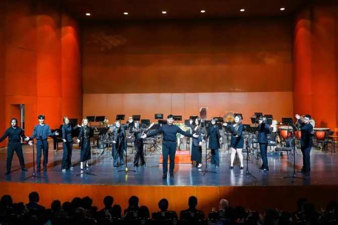 华美双语周年盛典：音乐美术碰撞光影，氛围感直接拉满(图8)