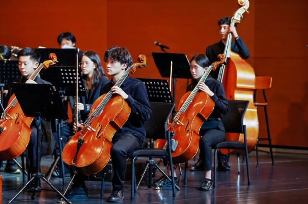 华美双语周年盛典：音乐美术碰撞光影，氛围感直接拉满(图9)