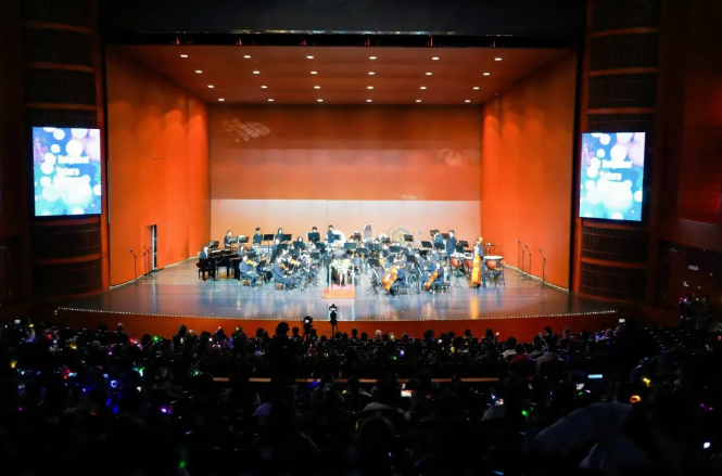 华美双语周年盛典：音乐美术碰撞光影，氛围感直接拉满(图10)